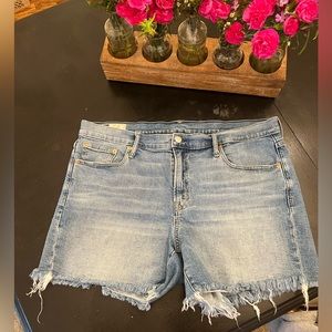 GAP Denim Midrise 5” short, size 33/16R